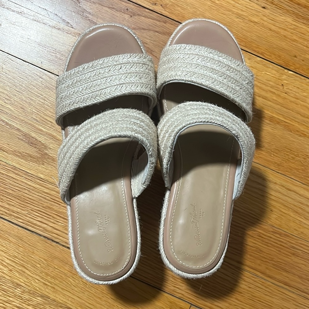 Universal thread sandals with memory foam insole - image 1